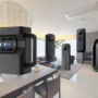 バーチャルツアー制作に使う360度カメラとLiDAR機器が住宅展示場に並ぶ