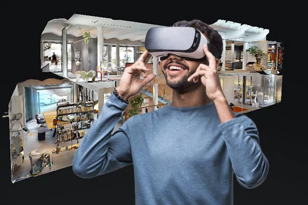 住宅展示場をVRゴーグルで見学している男