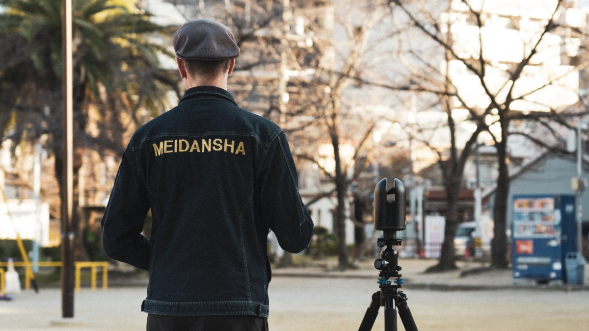 meidansha-daniel-john-brown-operating-a-leica-bll-g1