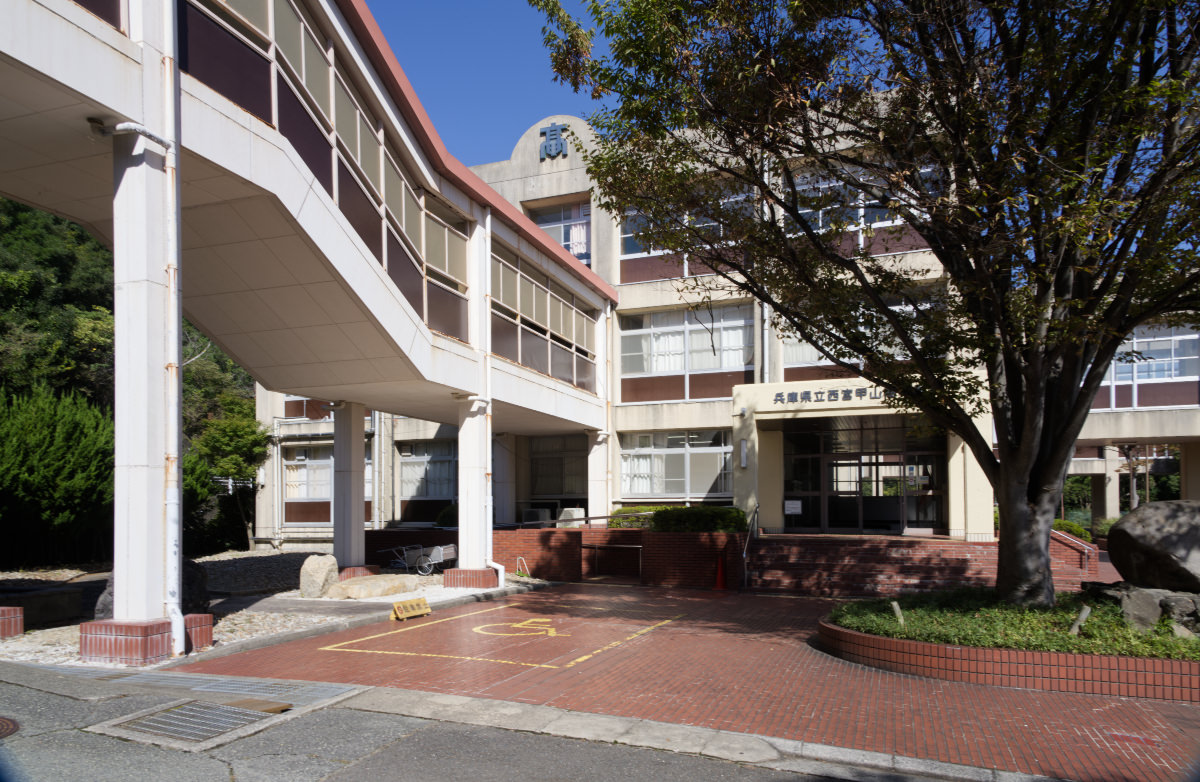 The entrance to Kabutoyama High School